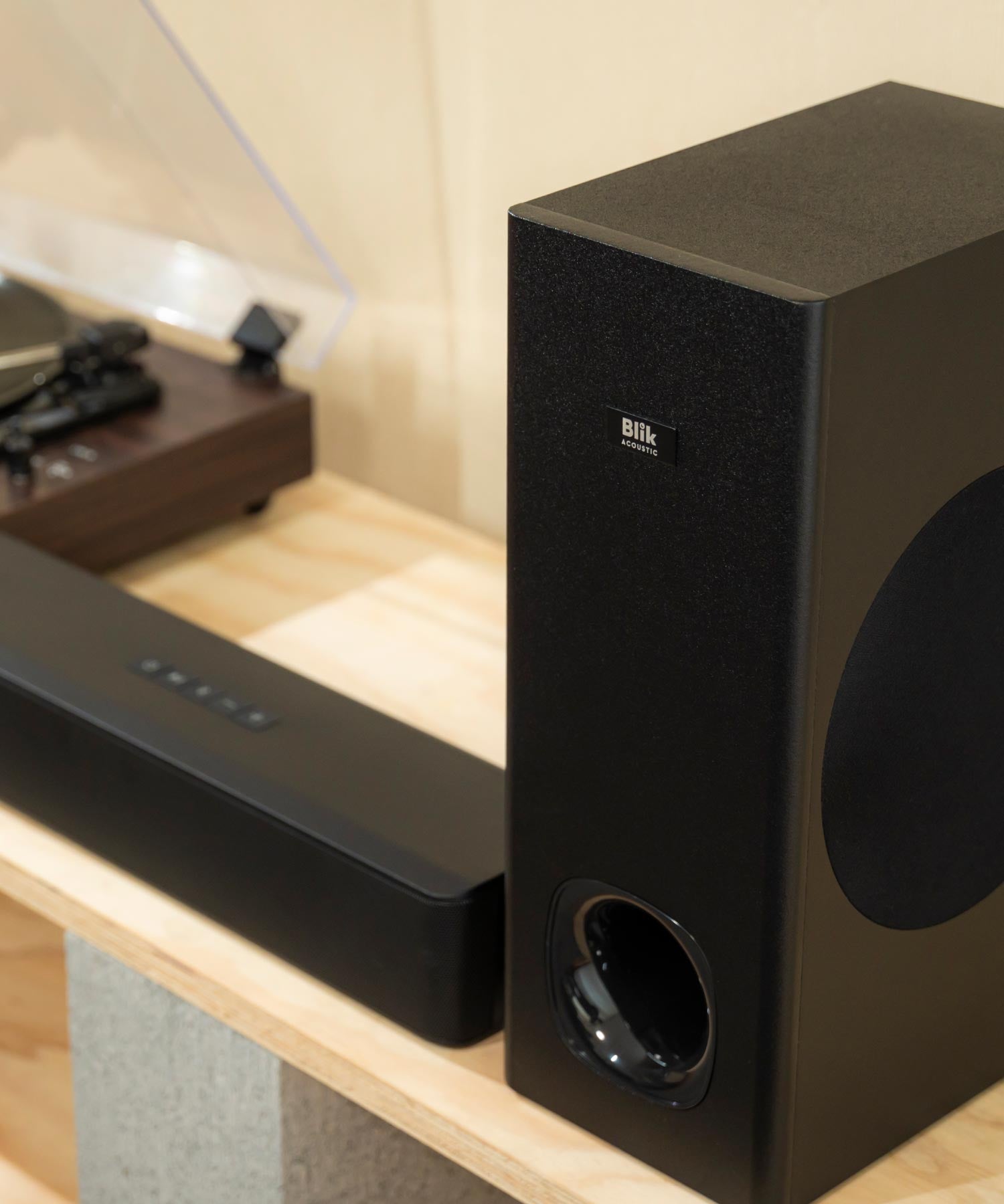 Soundbar Blik con sonido envolvente, conexión Bluetooth y diseño elegante. Mejora tu TV. Compra en Blikstore.com con despacho a todo Chile.