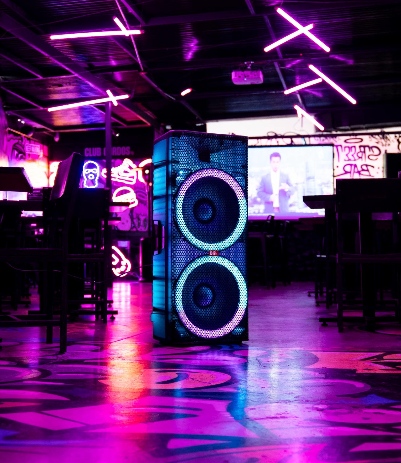 Parlantes karaoke Blik con micrófono, luces y sonido potente. Arma la fiesta donde quieras. Compra online en Blikstore.com con envío a Chile.