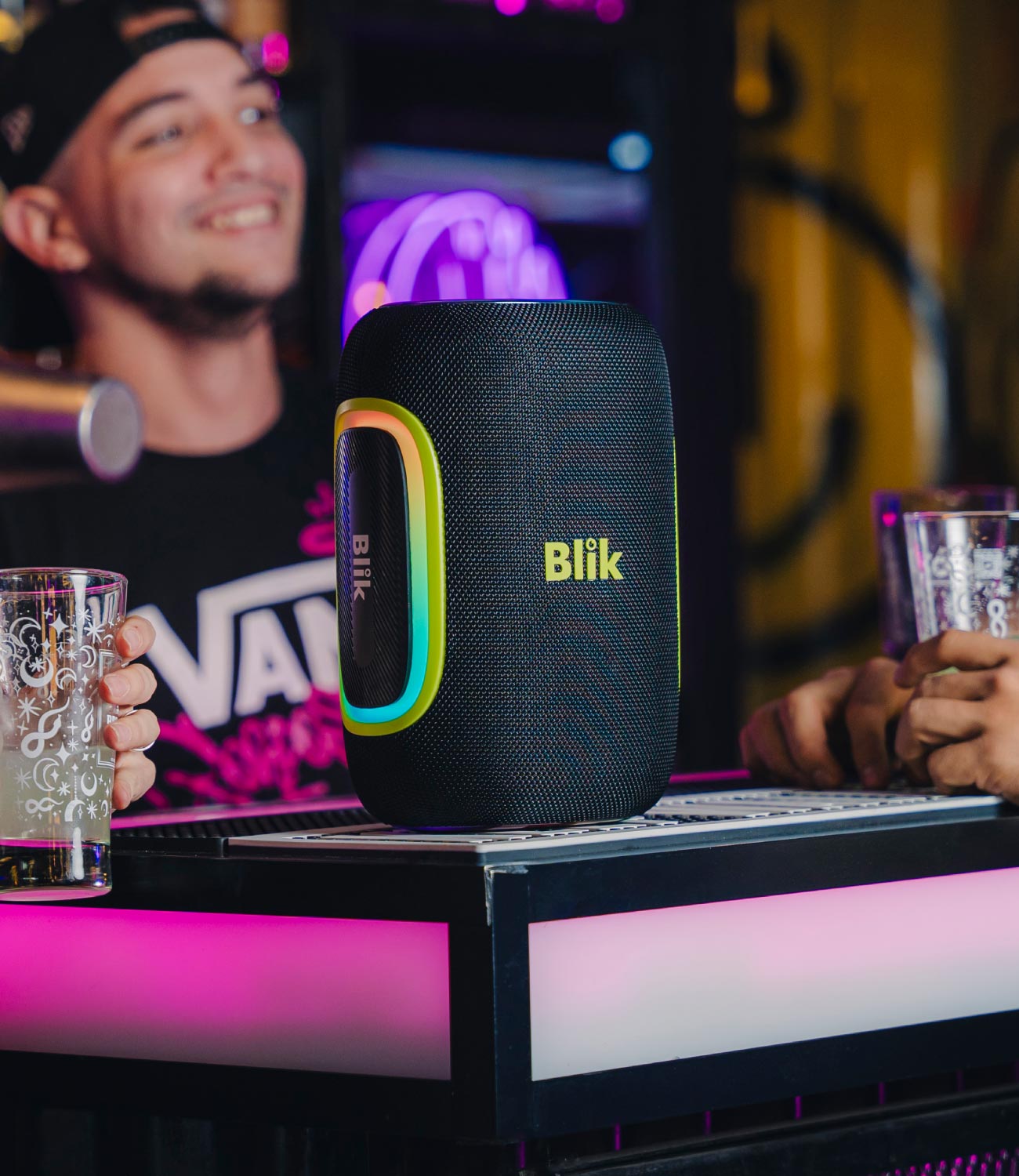 Parlantes portátiles Blik con Bluetooth, batería de larga duración y sonido potente. Llévalos donde quieras. Compra en Blikstore.com con envío a Chile.