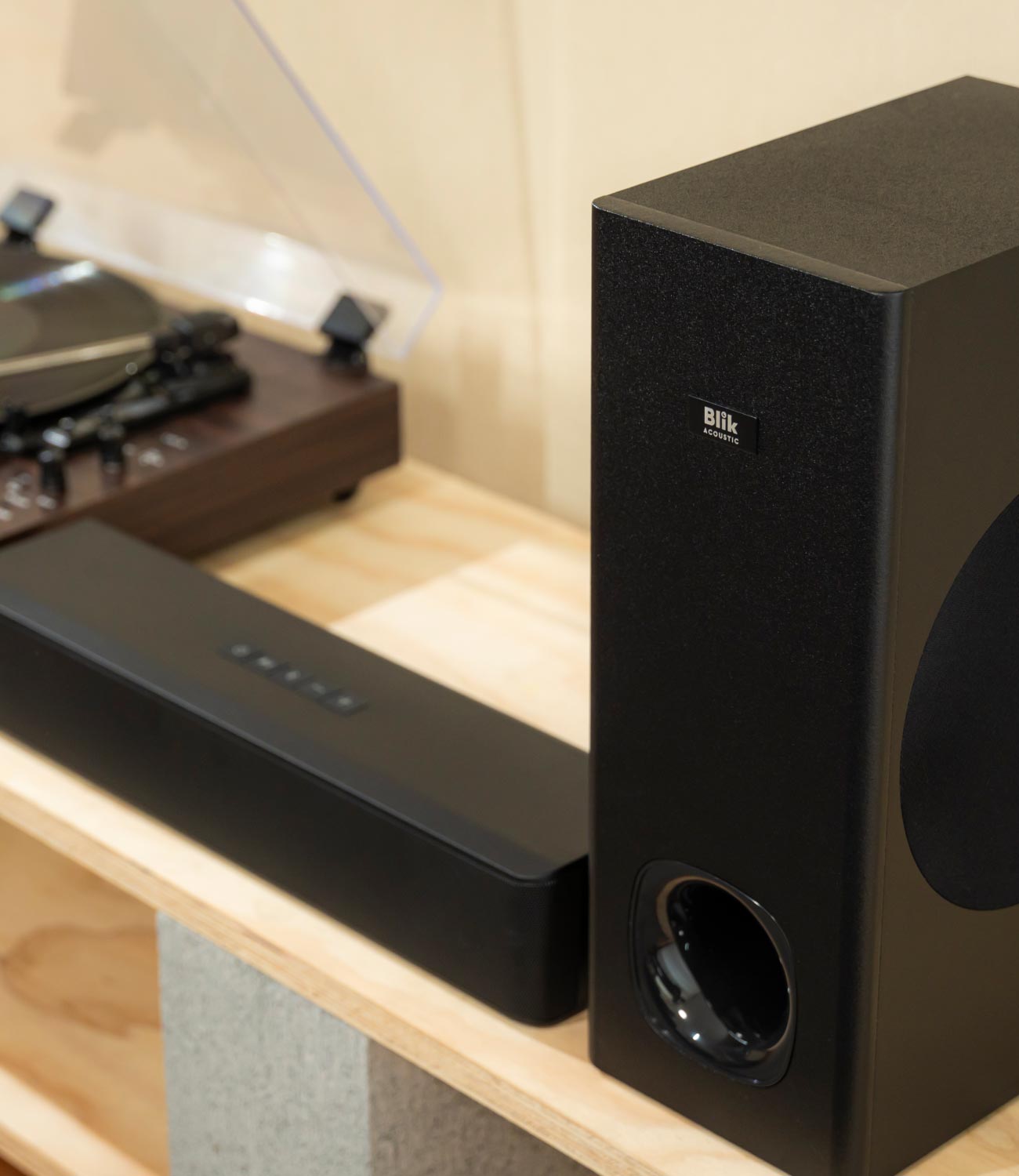 Soundbar Blik con sonido envolvente, conexión Bluetooth y diseño elegante. Mejora tu TV con una barra de sonido. Compra en Blikstore.com con despacho a todo Chile.