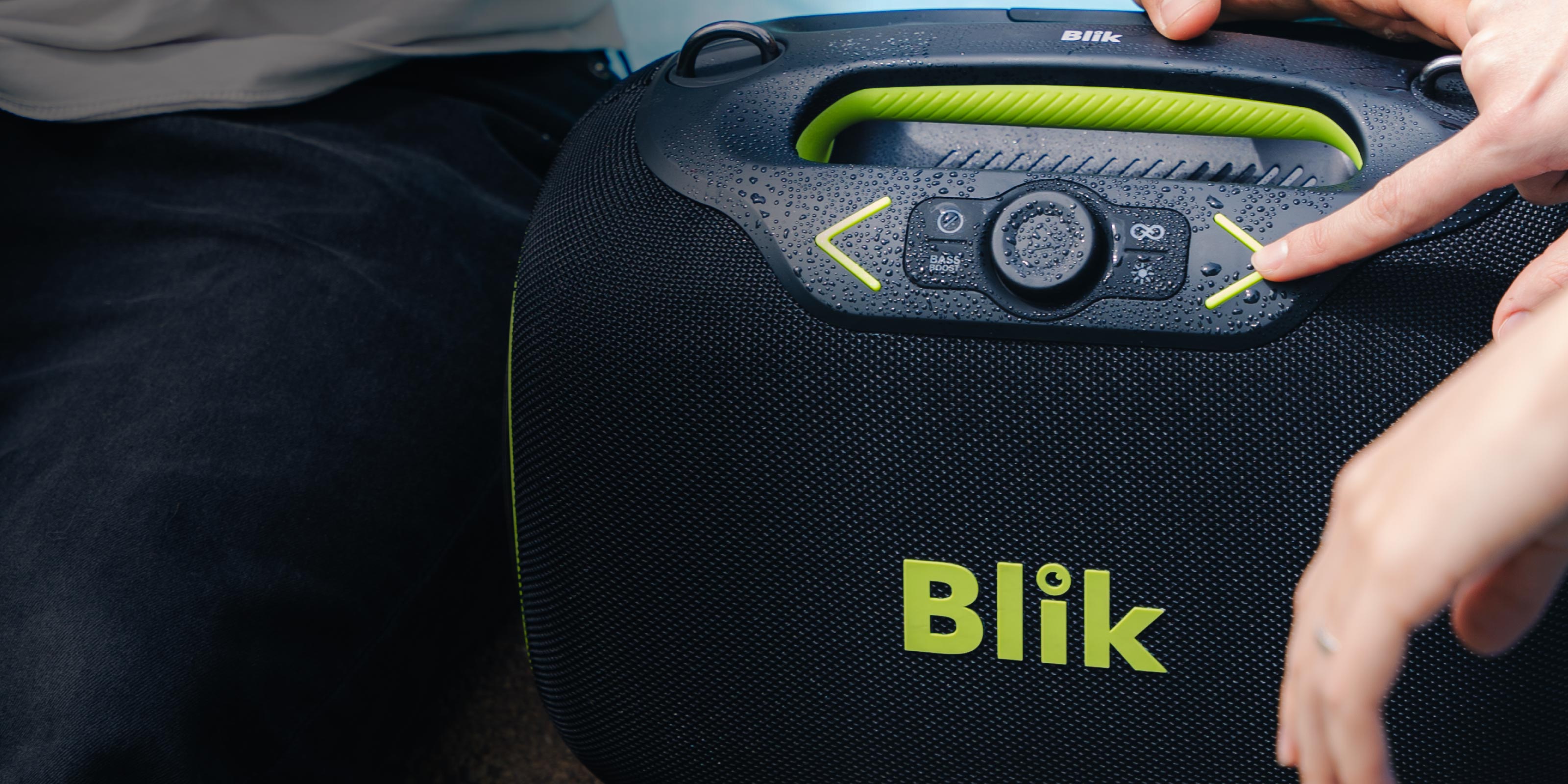 Parlantes Blik resistentes al agua, ideales para exterior. Con Bluetooth, gran sonido y batería duradera. Cómpralo en Blikstore.com con envío a todo Chile.