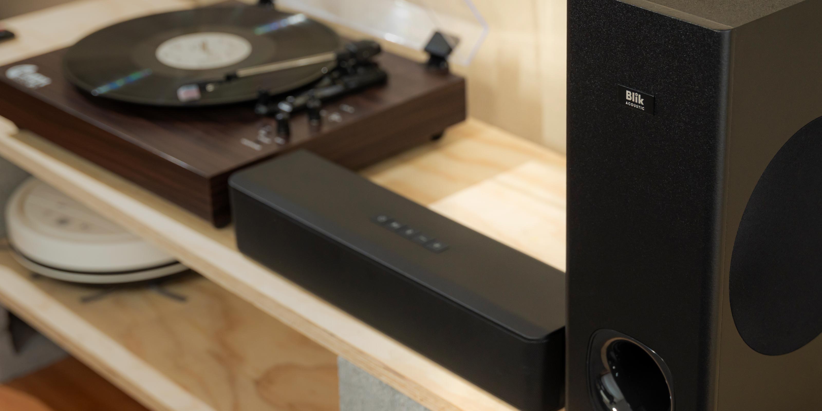 Soundbar Blik con sonido envolvente, conexión Bluetooth y diseño elegante. Mejora tu TV. Compra en Blikstore.com con despacho a todo Chile.