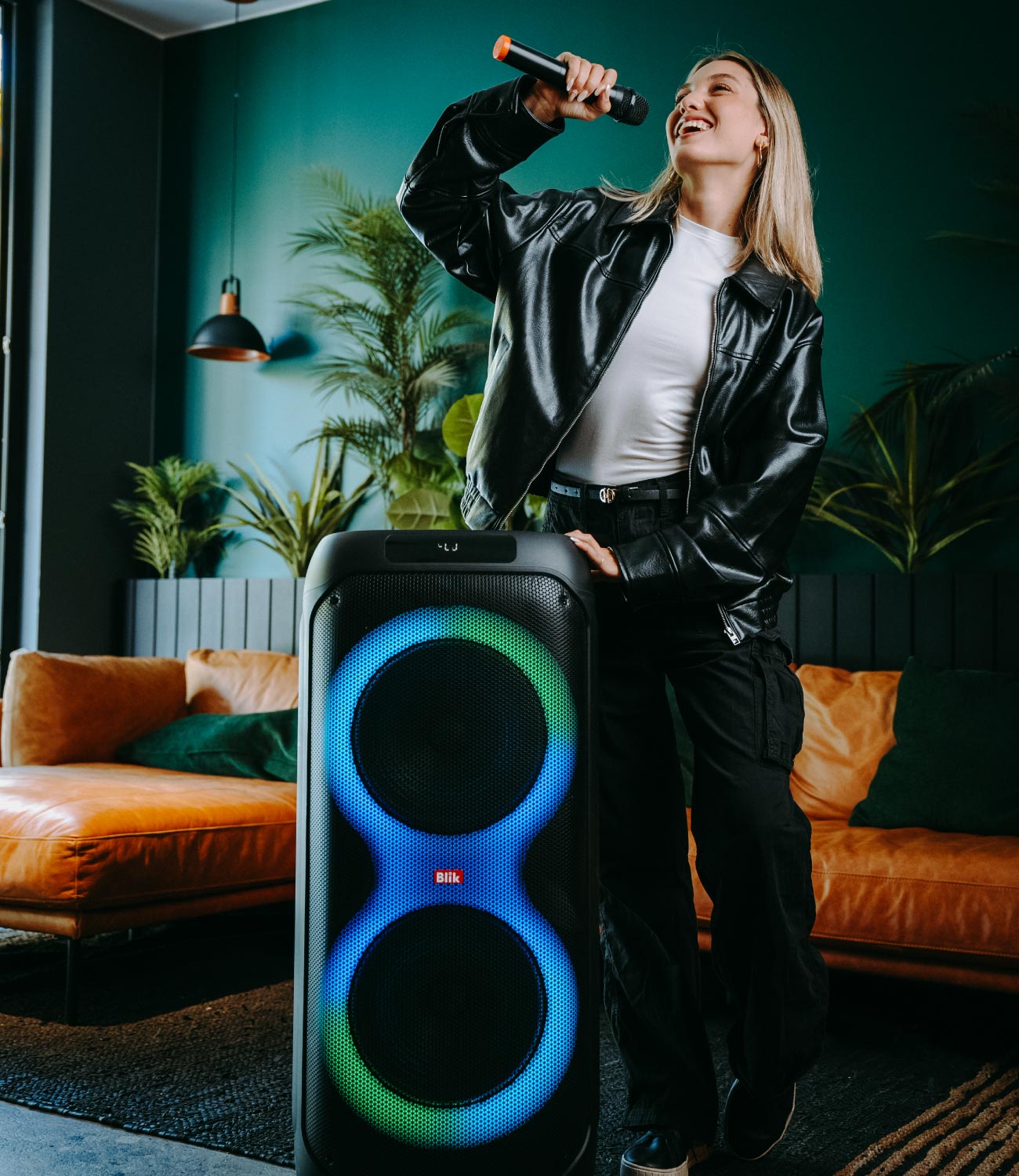 Parlantes karaoke Blik con micrófono, luces y sonido potente. Arma la fiesta donde quieras. Compra online en Blikstore.com con envío a Chile.